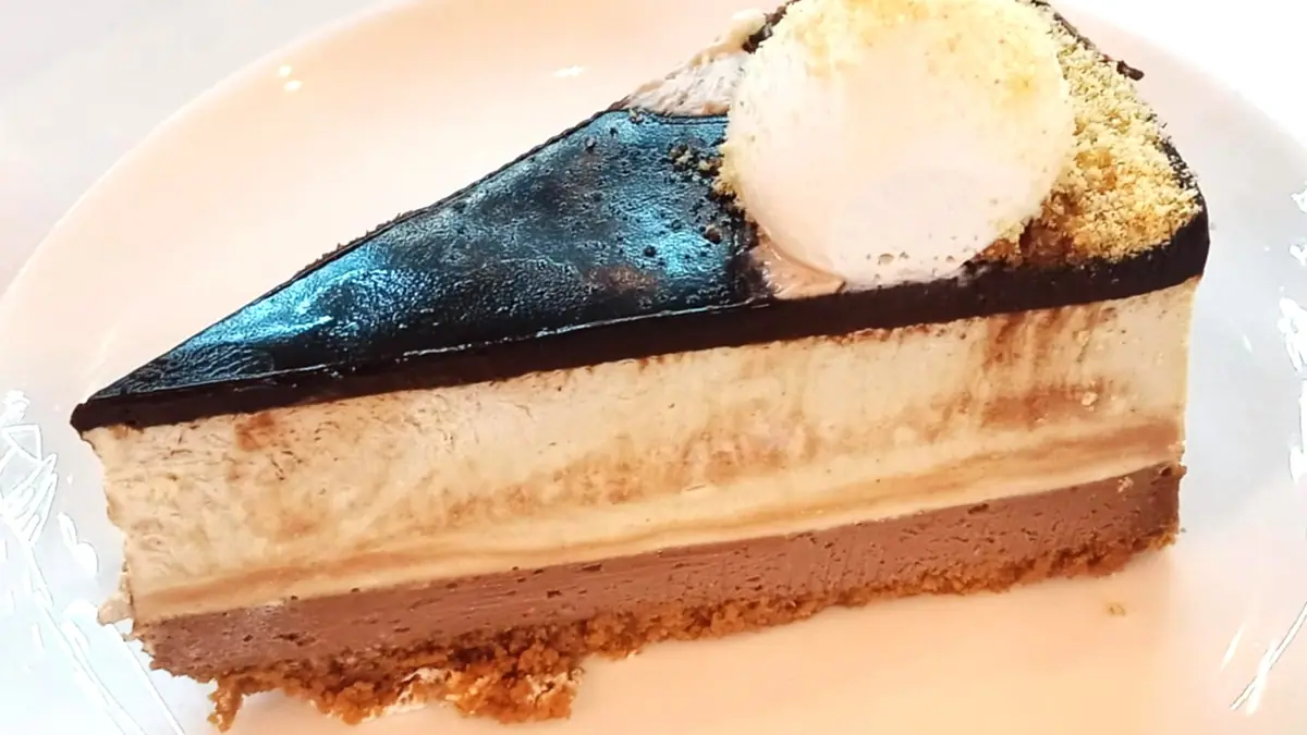 McKenzies Cafe Bar – cake shop in Blackwood town centre